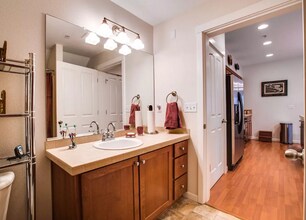 10829 NE Red Wing Way, Unit 102 in Hillsboro, OR - Foto de edificio - Building Photo