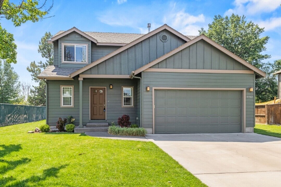 3722 Birddog Dr in Klamath Falls, OR - Building Photo