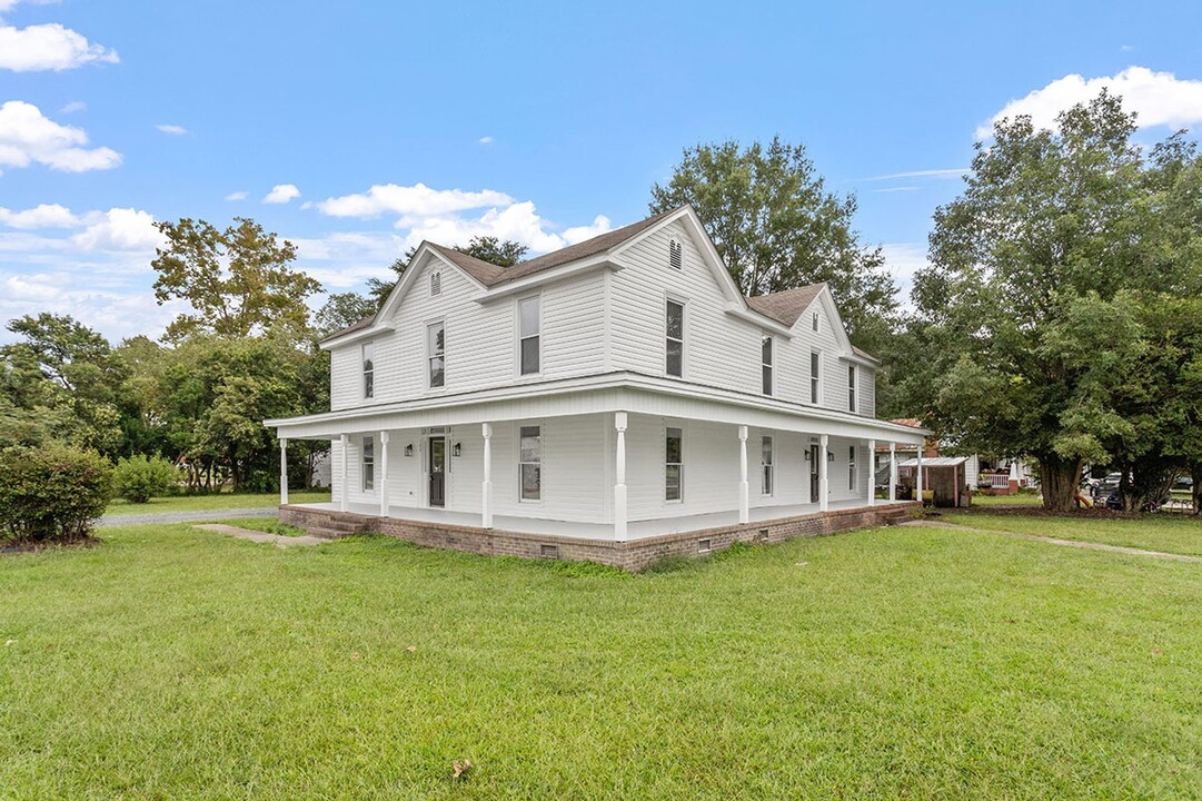 102 N Pearl St in Princeton, NC - Building Photo