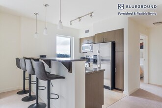 10301 NE 10th St in Bellevue, WA - Building Photo - Building Photo