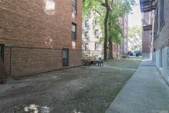 167-10 Crocheron Ave in Queens, NY - Foto de edificio - Building Photo