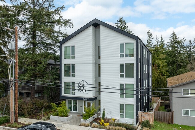 Lake City Lofts in Seattle, WA - Foto de edificio - Building Photo