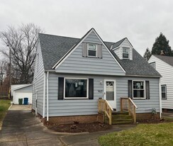 9635 Snow Rd in Parma Heights, OH - Building Photo