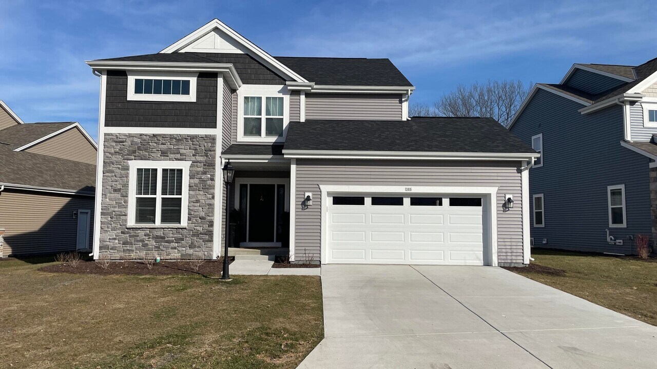 306 Paradise Ct in Hartland, WI - Building Photo