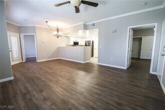 9303 Gilcrease Ave in Las Vegas, NV - Foto de edificio - Building Photo