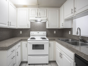 Green Valley Circle Apartments in Culver City, CA - Building Photo - Interior Photo