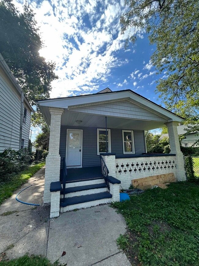 1582 E 49th St in Cleveland, OH - Foto de edificio - Building Photo