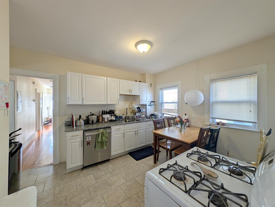 300 Boston Ave, Unit 2 in Medford, MA - Foto de edificio