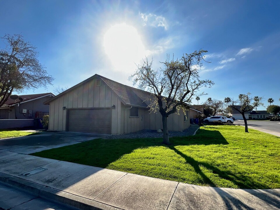 392 Foxmeadow Way in Los Banos, CA - Foto de edificio