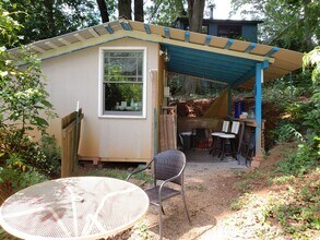 317 Nelms Ave NE in Atlanta, GA - Foto de edificio - Building Photo