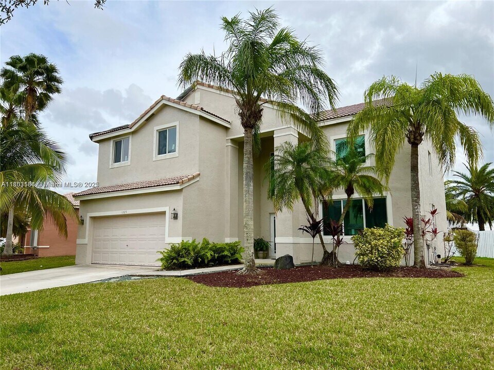 1225 Falls Blvd in Weston, FL - Building Photo