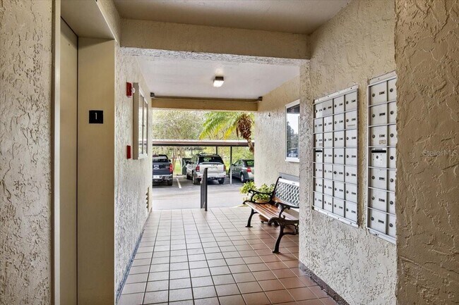 900 Cove Cay Dr in Clearwater, FL - Building Photo - Building Photo