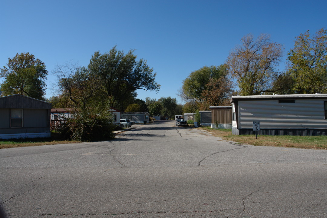 3201 W Macarthur Rd in Wichita, KS - Building Photo