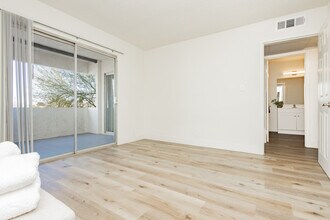 Courtyard 525 Apartments in Las Vegas, NV - Building Photo - Building Photo