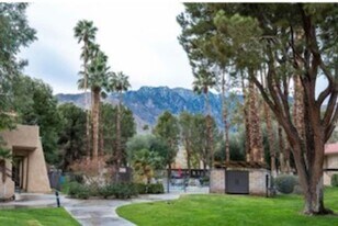 685 N Ashurst Ct in Palm Springs, CA - Building Photo