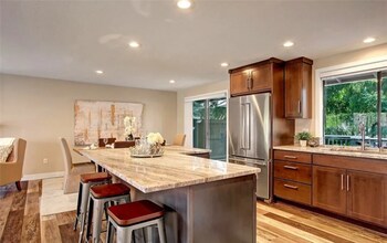 10707 NE 53rd St in Kirkland, WA - Building Photo - Building Photo