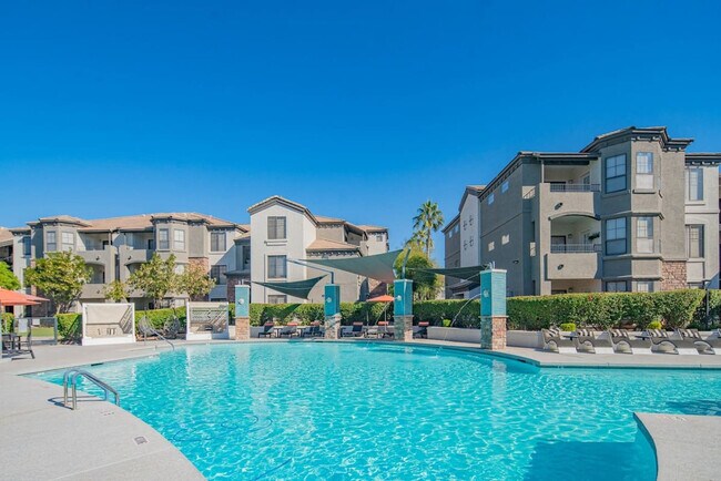 7455 N 95th Ave in Glendale, AZ - Foto de edificio - Building Photo