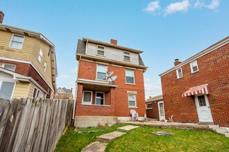 129 Newburn Ave in Pittsburgh, PA - Foto de edificio - Building Photo