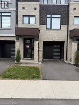 40 Capstone Ln in Hamilton, ON - Building Photo