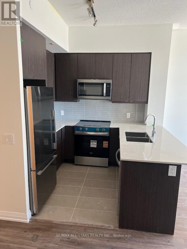 3260 Sheppard Ave E in Toronto, ON - Building Photo - Building Photo