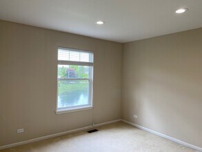 372 Pine Lake Cir in Vernon Hills, IL - Building Photo - Building Photo