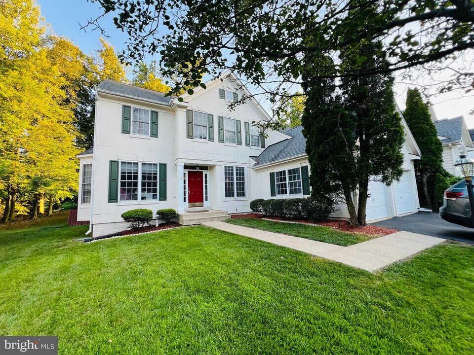 13032 Pilgrims Inn Dr in Woodbridge, VA - Building Photo