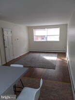 901 E Pleasant Ave in Glenside, PA - Building Photo