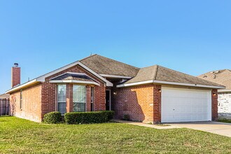 1012 James Donald Ln in Glenn Heights, TX - Building Photo - Building Photo
