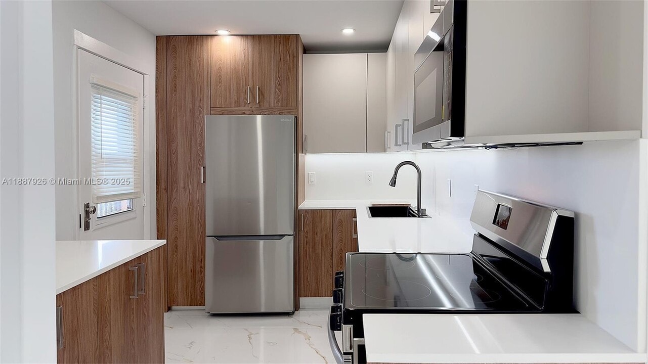3301 N Country Club Dr in Miami, FL - Building Photo