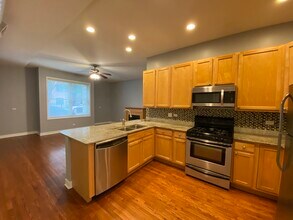 2335 W Harrison St, Unit 1 in Chicago, IL - Building Photo - Building Photo