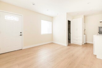 10545 Leolang Ave in Sunland, CA - Building Photo - Building Photo