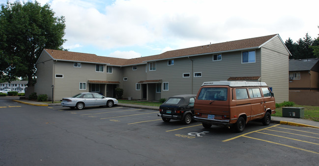 Z_Campus Court Apartments in Salem, OR - Foto de edificio - Building Photo