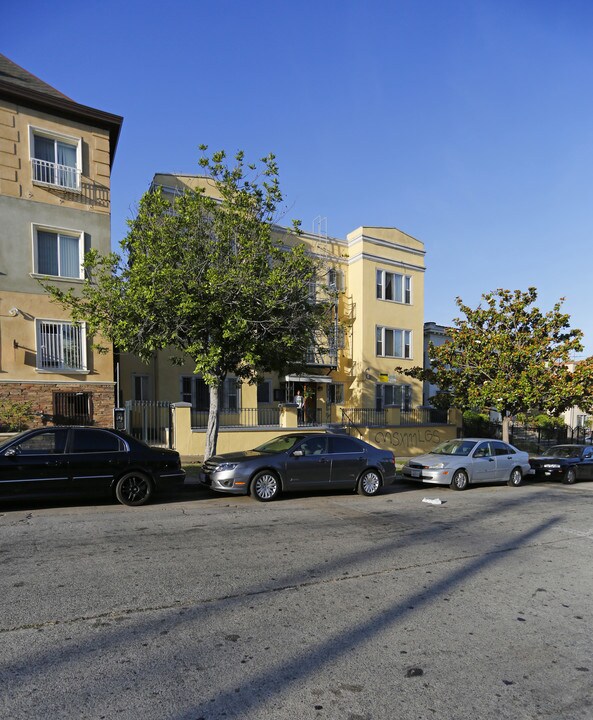 2818 Leeward Ave in Los Angeles, CA - Foto de edificio