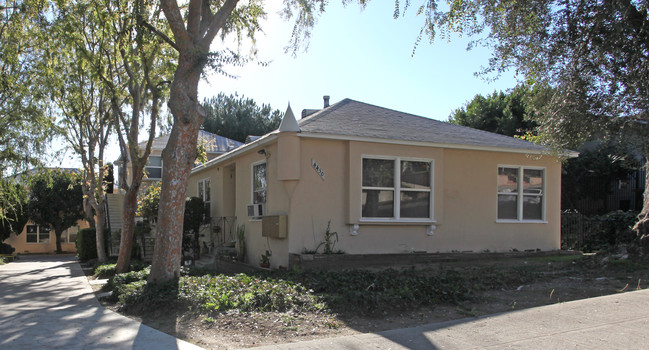 4450 Ellenwood Dr in Los Angeles, CA - Building Photo - Building Photo