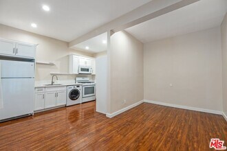 1115 N Beverly Glen Blvd in Los Angeles, CA - Building Photo - Building Photo