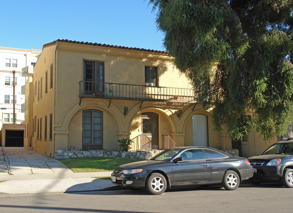 664 S Cloverdale Ave in Los Angeles, CA - Building Photo