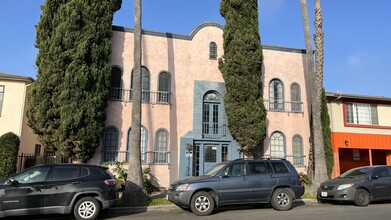 1537 Corinth Ave in Los Angeles, CA - Foto de edificio - Building Photo