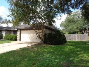 6611 Grove Field Ln in Houston, TX - Building Photo - Building Photo