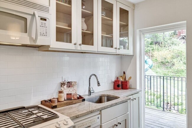 21 Westbourne Ter, Unit 6 in Brookline, MA - Building Photo - Building Photo