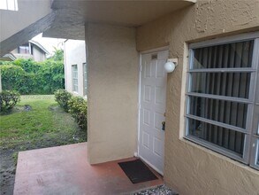 10040 Twin Lakes Dr in Coral Springs, FL - Building Photo - Building Photo