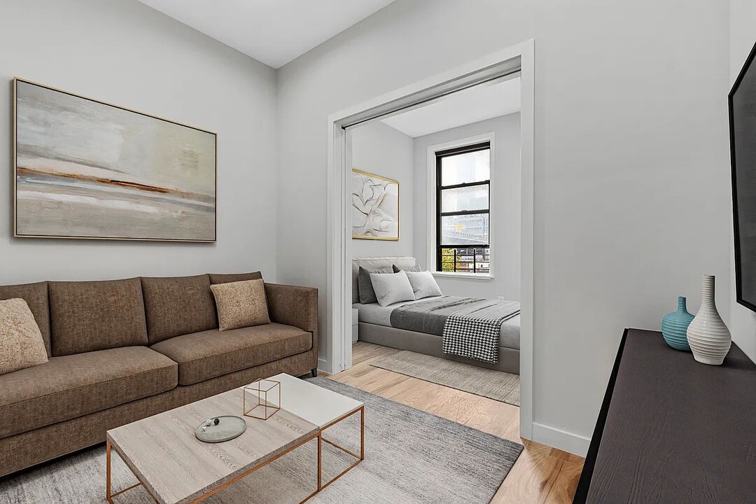 570 9th Ave in New York, NY - Building Photo