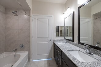 Campanile on Minimax in Houston, TX - Foto de edificio - Interior Photo