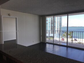 7601 E Treasure Dr, Unit 915 in North Bay Village, FL - Building Photo - Building Photo