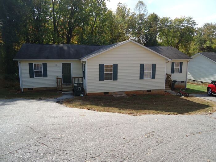 109 W 20th St in Newton, NC - Building Photo