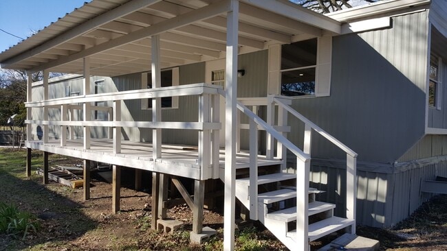 102 Helms Cir in Burnet, TX - Foto de edificio - Building Photo