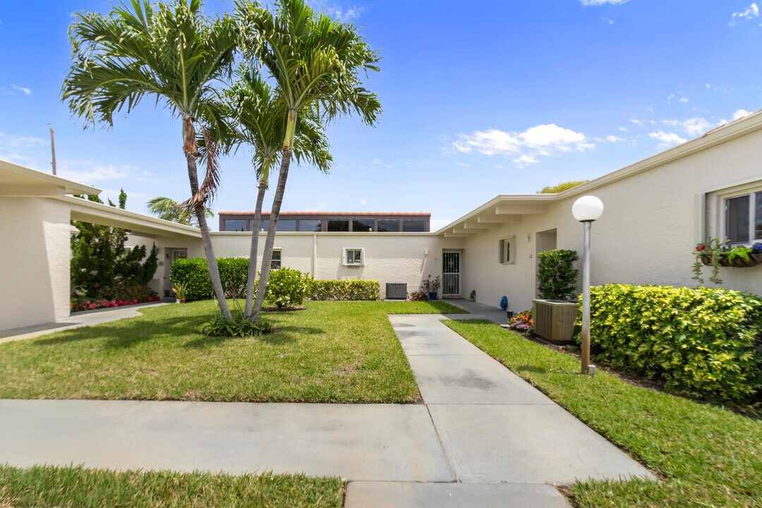 2651 Boundbrook Blvd in West Palm Beach, FL - Building Photo