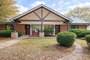 220 Sandy Springs Pl NE in Atlanta, GA - Building Photo