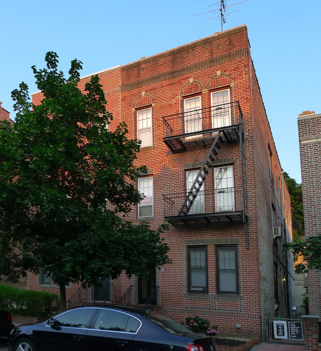 32-06 82nd St in Flushing, NY - Foto de edificio - Building Photo