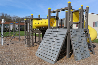 Four Seasons Apartments in Mason, OH - Building Photo - Building Photo