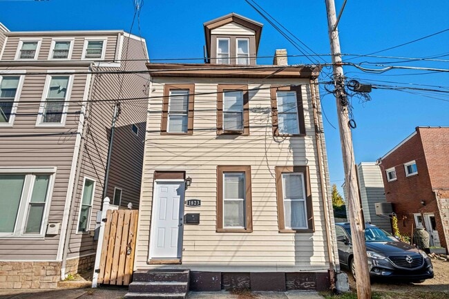 1823 Larkins Wy in Pittsburgh, PA - Building Photo - Building Photo